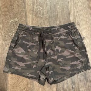 Athleta Farallon camo shorts size 6